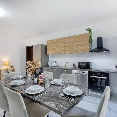 Apartman New & Spacious 7br In Swieqi By Sf Homes San Ġiljan